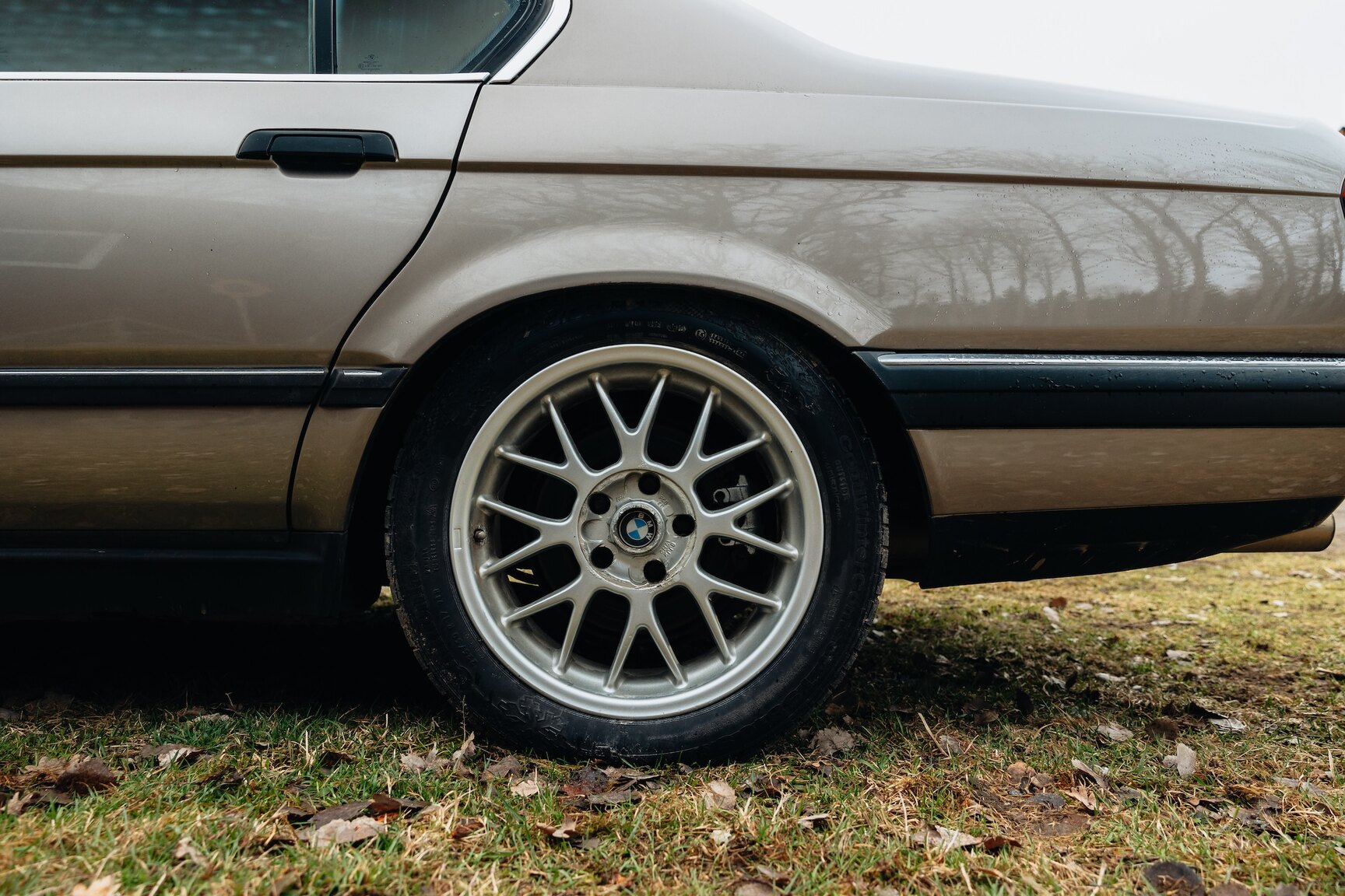 Exteriörbild på 1990 BMW 750iL (14)