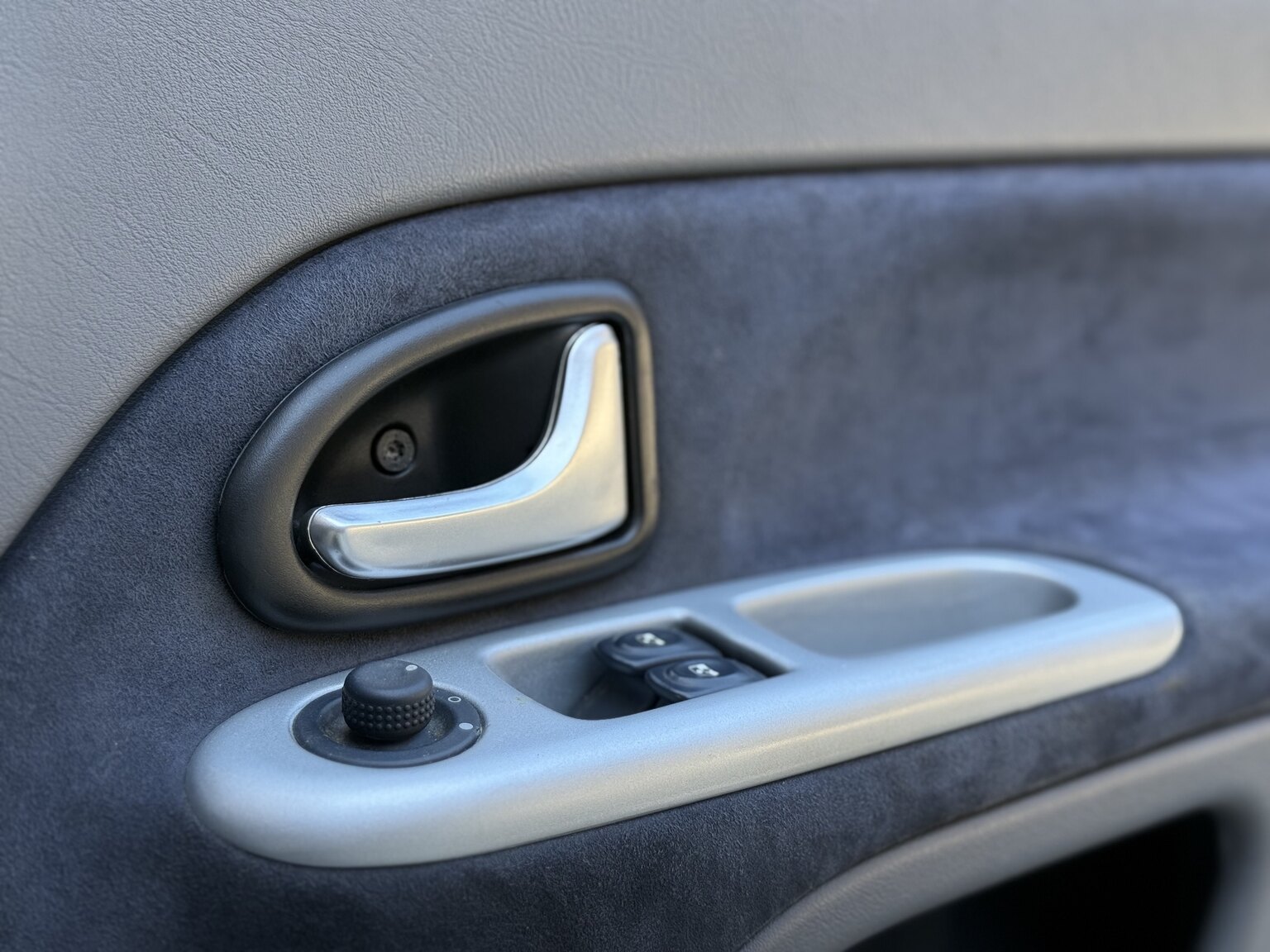 Interior image of 2002 Renault Clio Sport V6