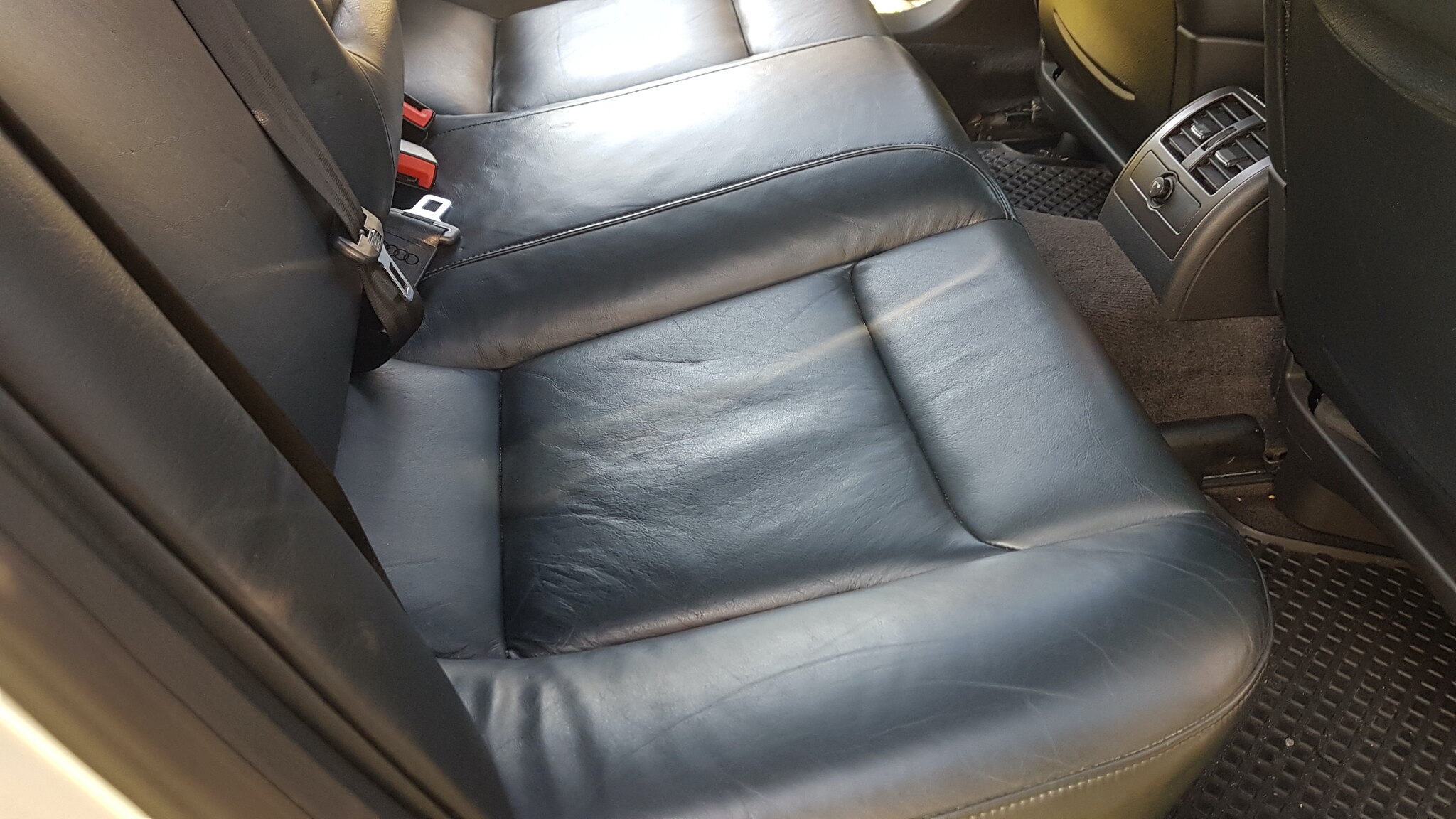 Interior image of 2000 Audi S6 Avant