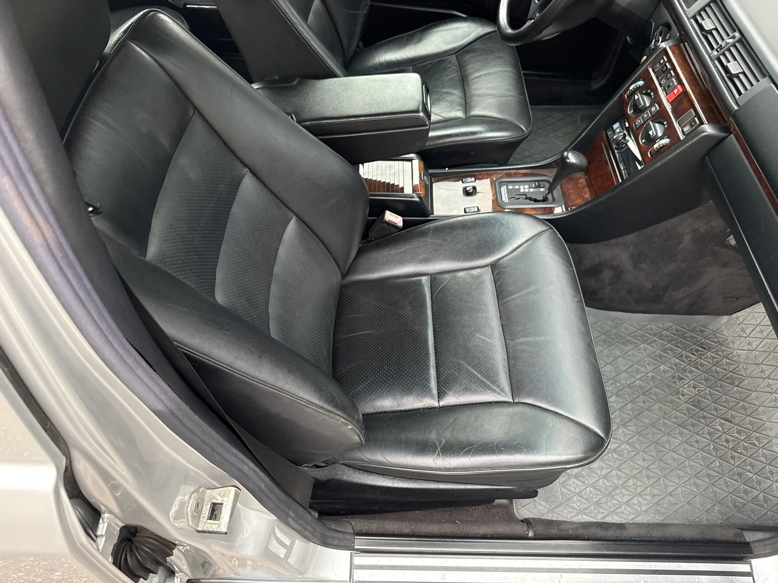 Interior image of 1994 Mercedes-Benz E 320 T (72)