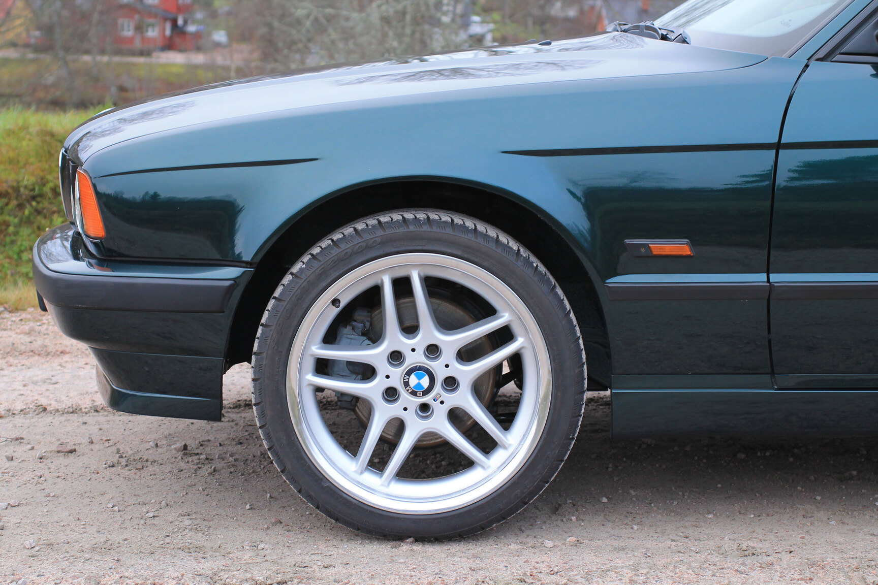 Exterior image of 1996 BMW 520i Touring