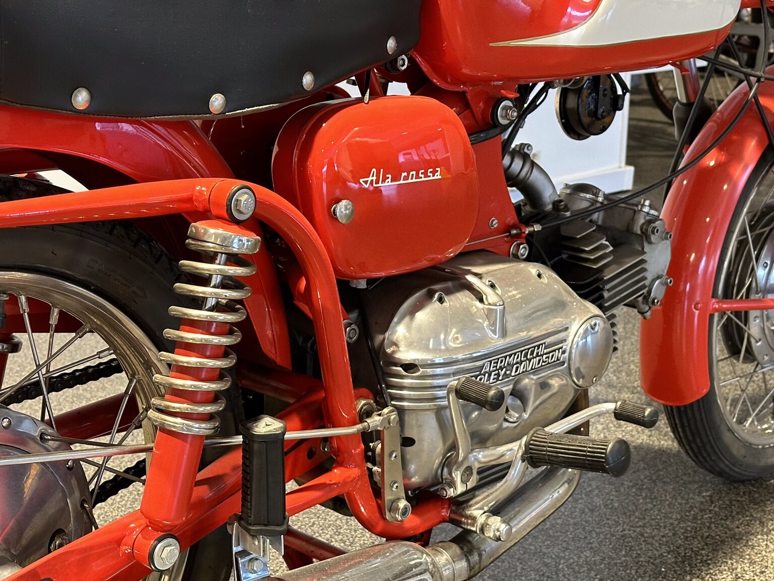 Image of 1963 Aermacchi Harley-Davidson Ala Rossa mechanics