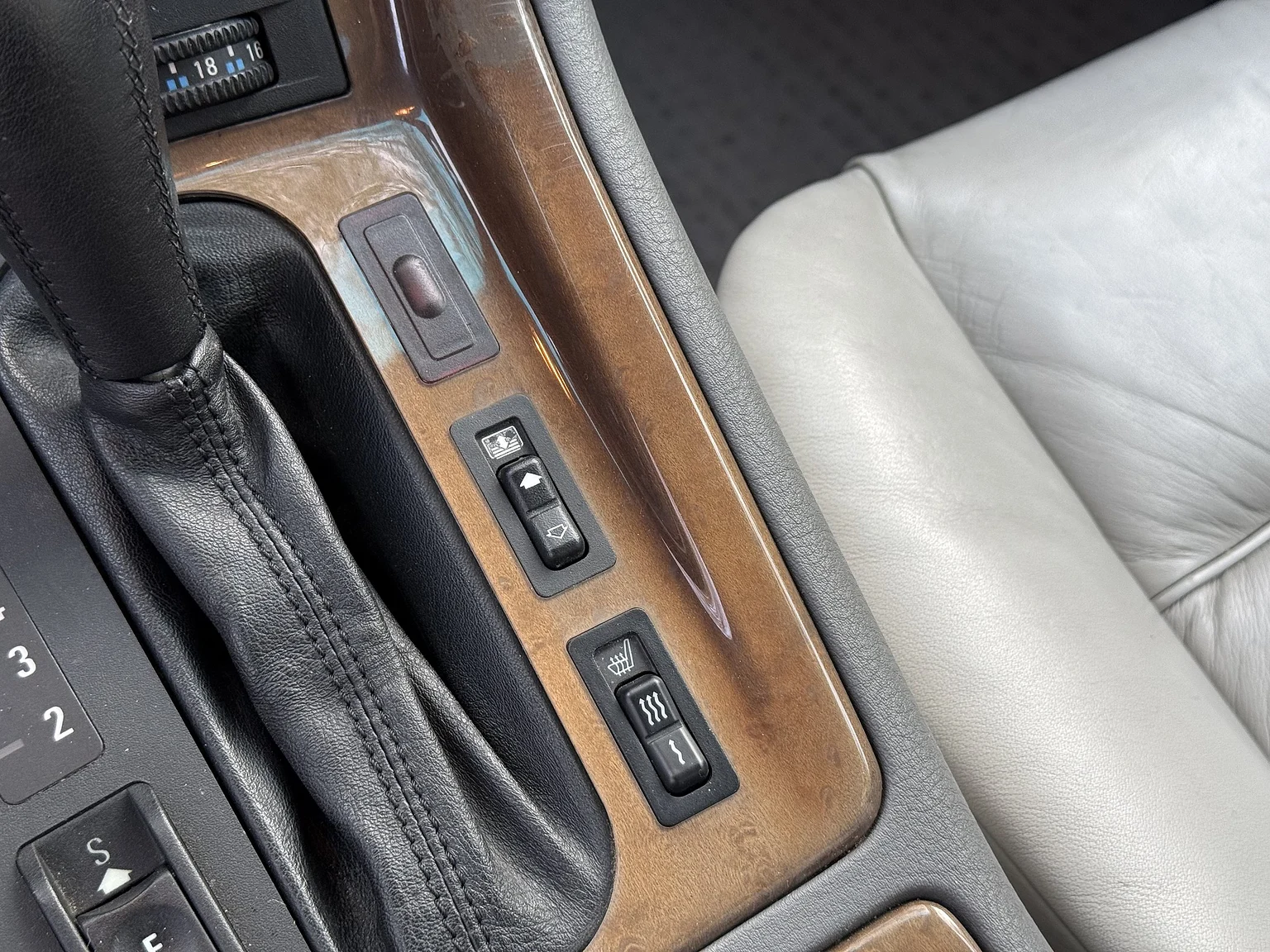 Interior image of 1994 BMW 840Ci (22)