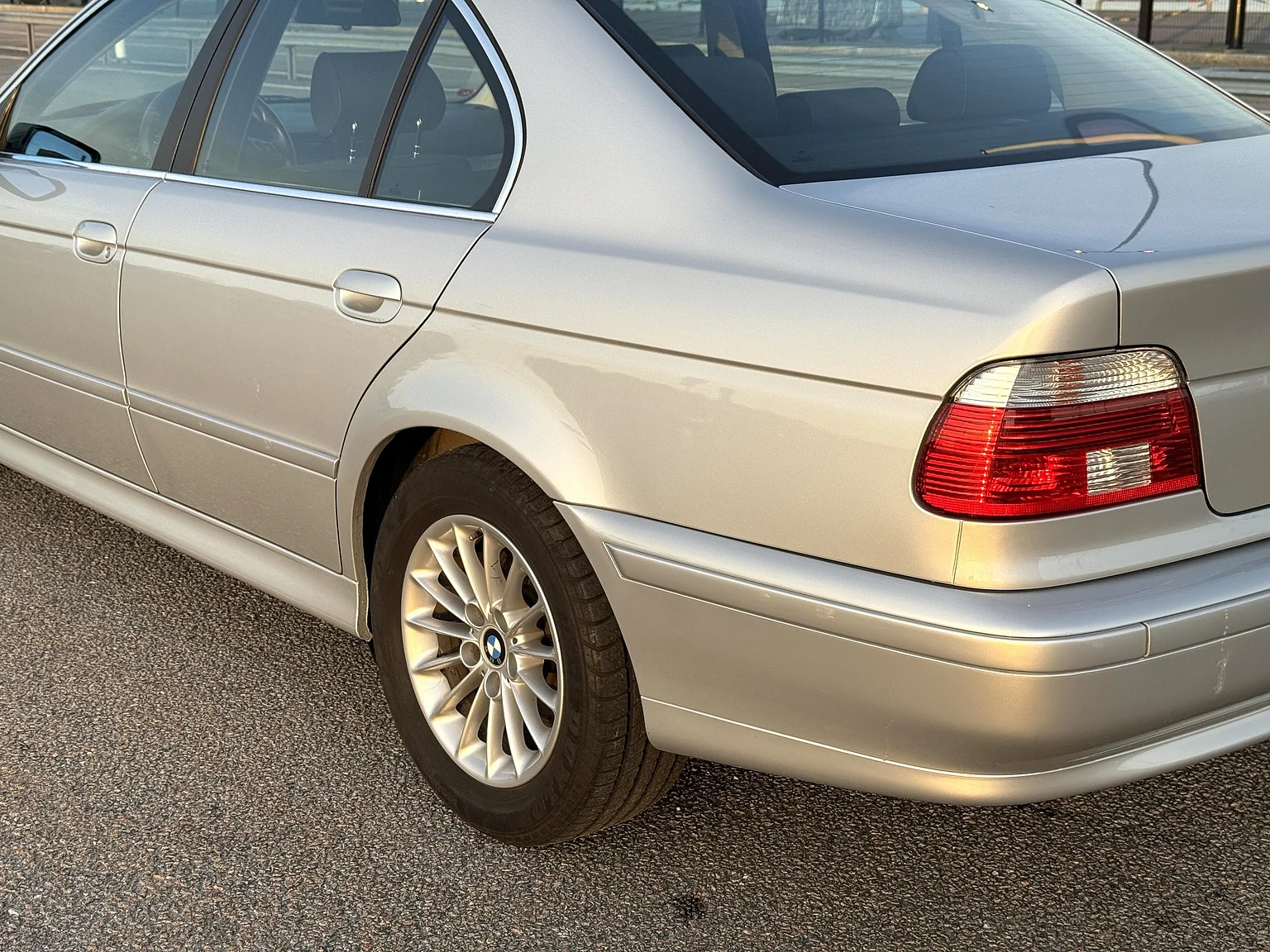 Exterior image of 2002 BMW 520i (27)