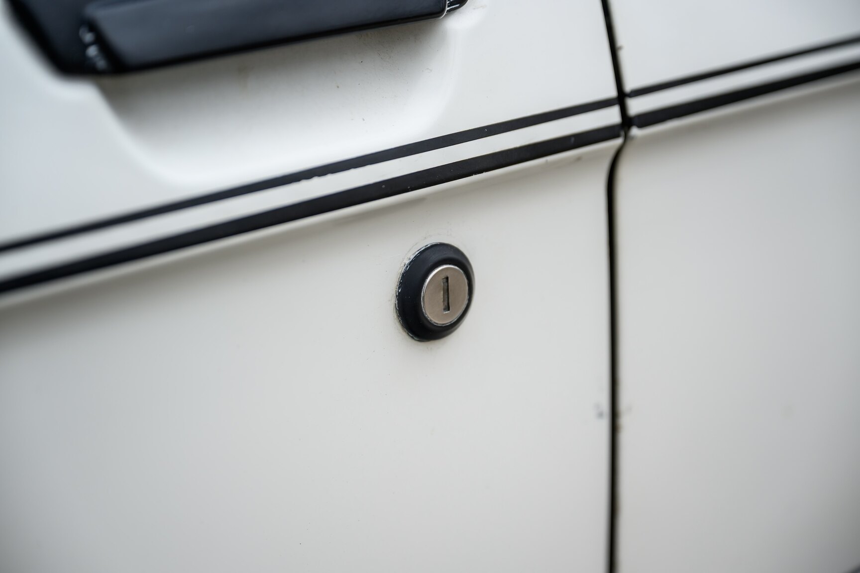 Exterior image of 1986 BMW 520i