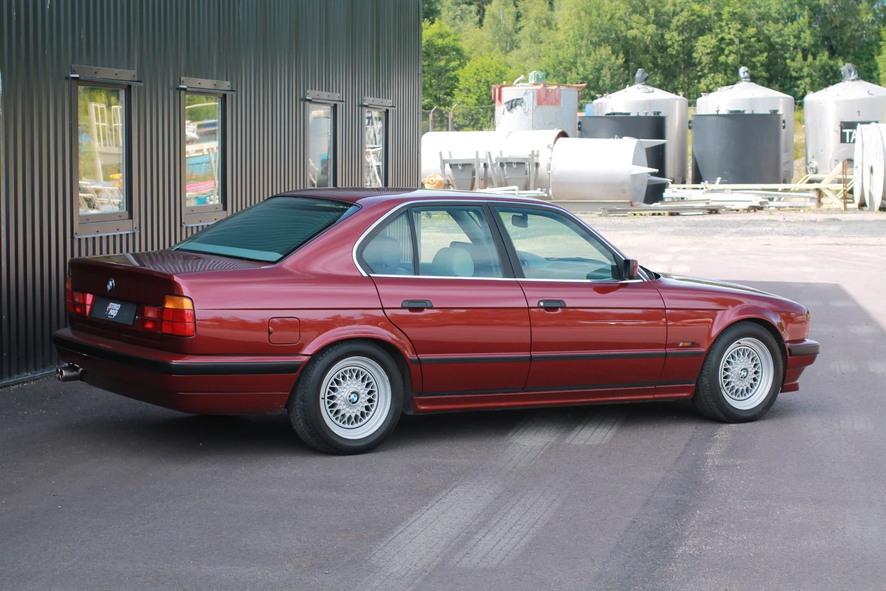 Exteriörbild på 1993 BMW 540i Sedan (32)