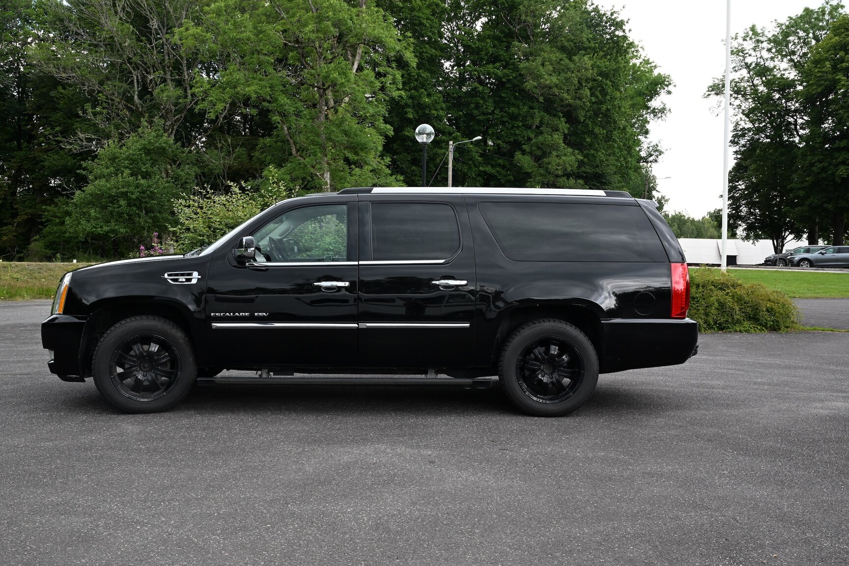 Exterior image of 2010 Cadillac Escalade ESV 6.2 Flexfuel