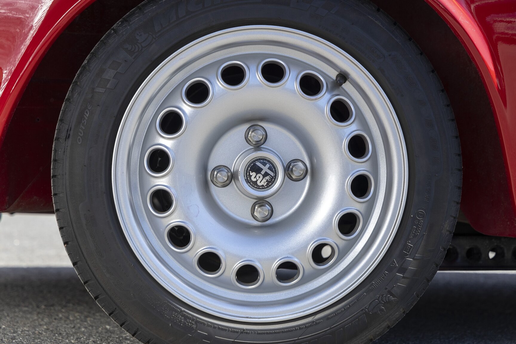Exteriörbild på 1968 Alfa Romeo GT 1300 Junior