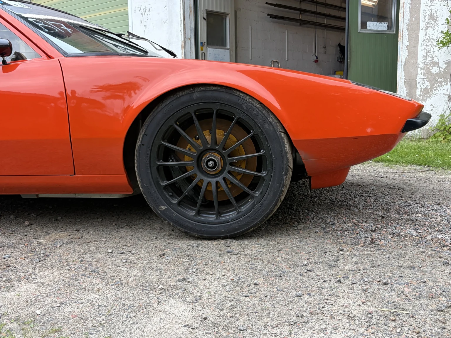 Exteriörbild på 1972 De Tomaso Pantera LS Restomod (34)