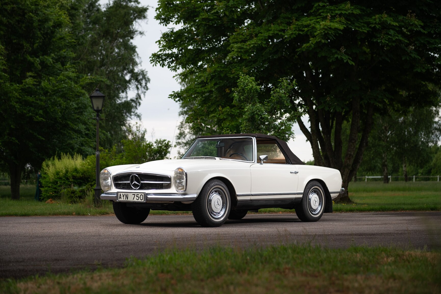 Exteriörbild på 1968 Mercedes-Benz 280 SL Pagoda (21)
