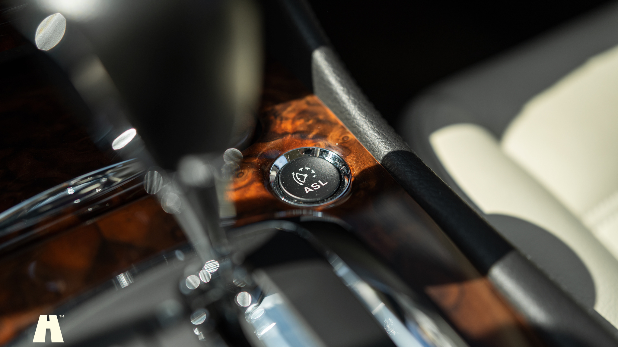 Interior image of 2008 Jaguar XKR (58)