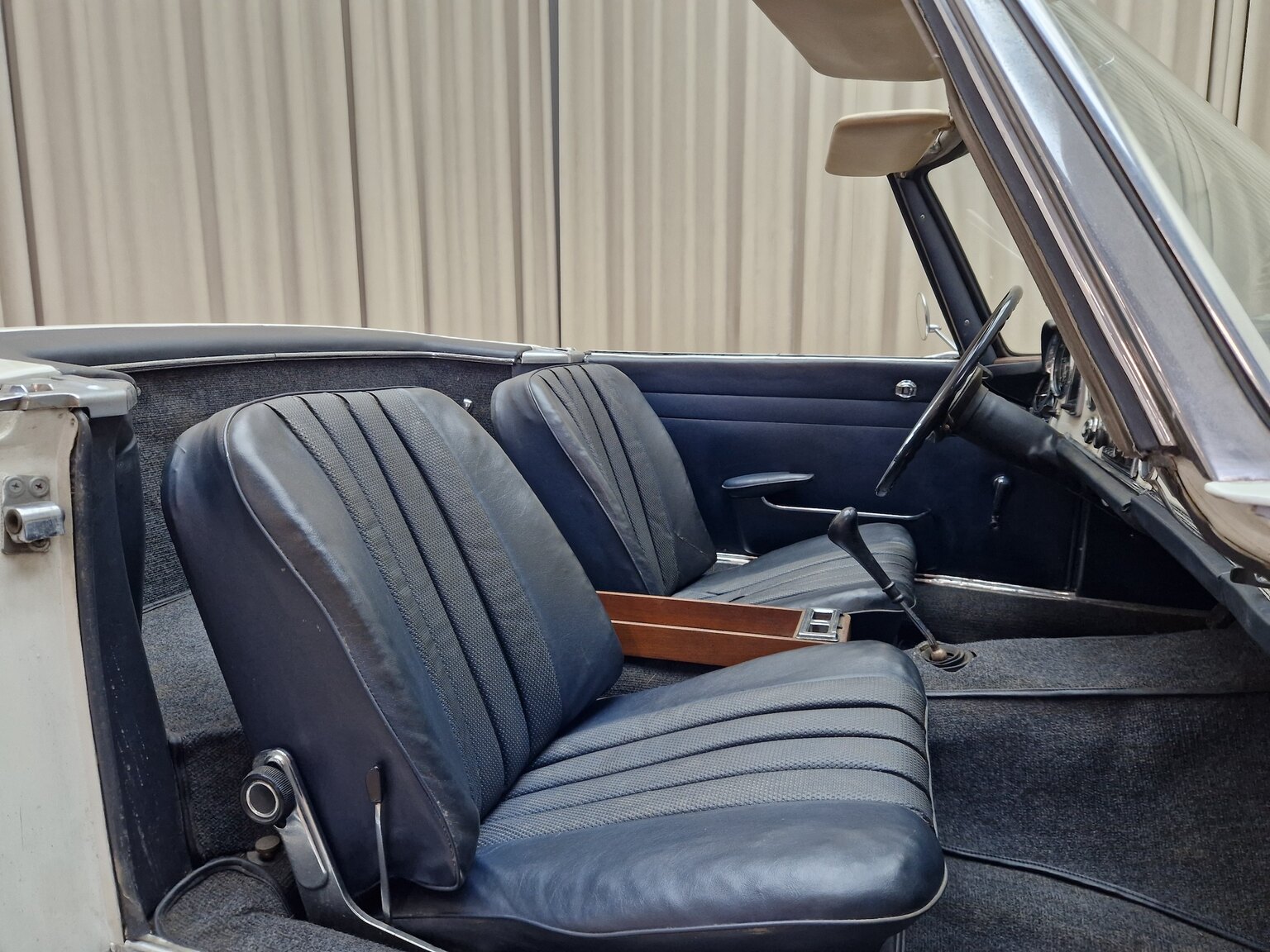 Interiörbild 1964 Mercedes-Benz 230SL Pagoda