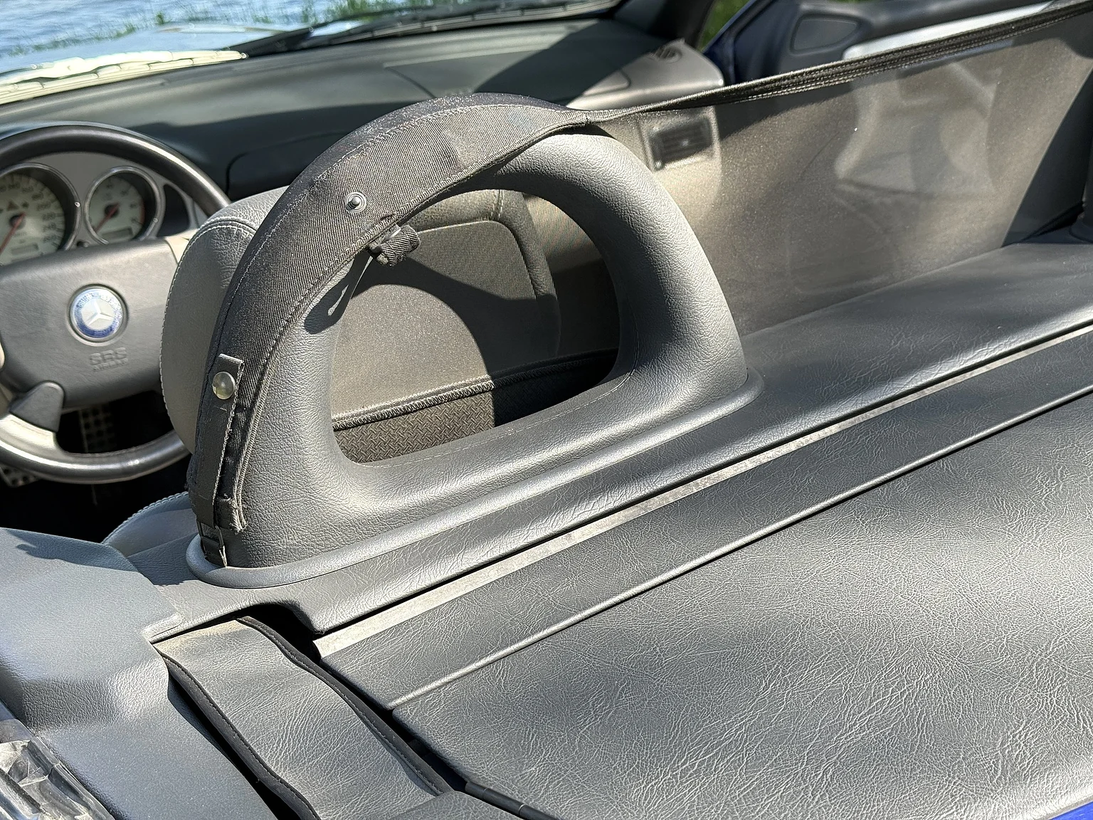 Interior image of 1997 Mercedes-Benz 230 SLK (56)