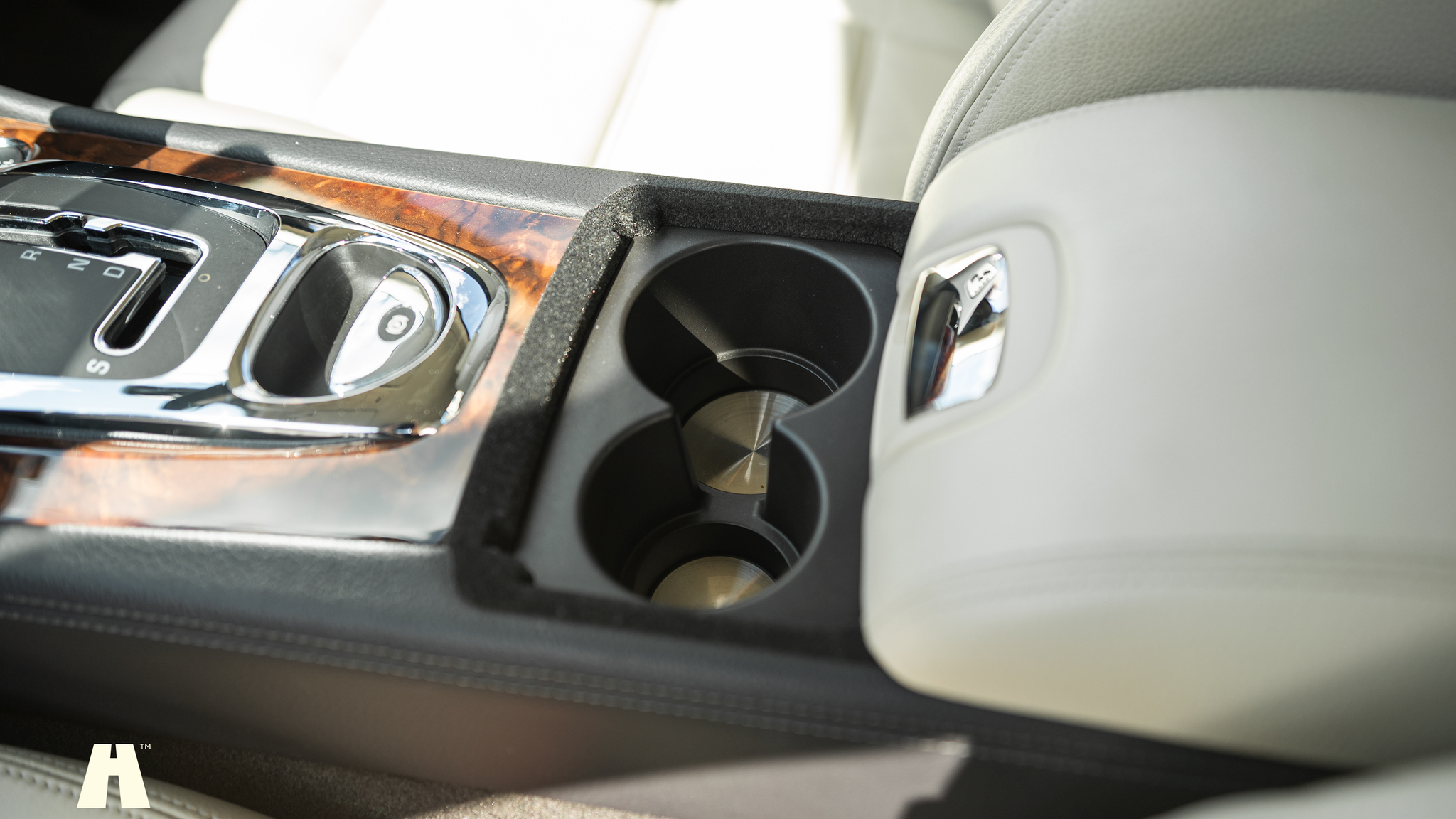 Interior image of 2008 Jaguar XKR (70)