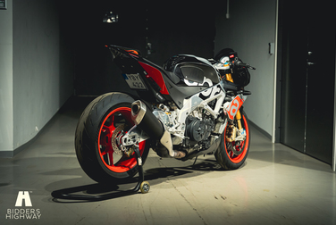 Exteriörbild på 2016 Aprilia Tuono V4 Factory