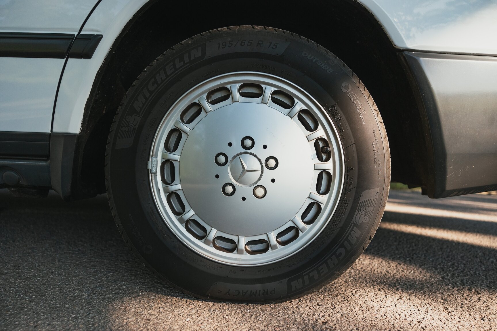 Exteriörbild på 1987 Mercedes-Benz 230E