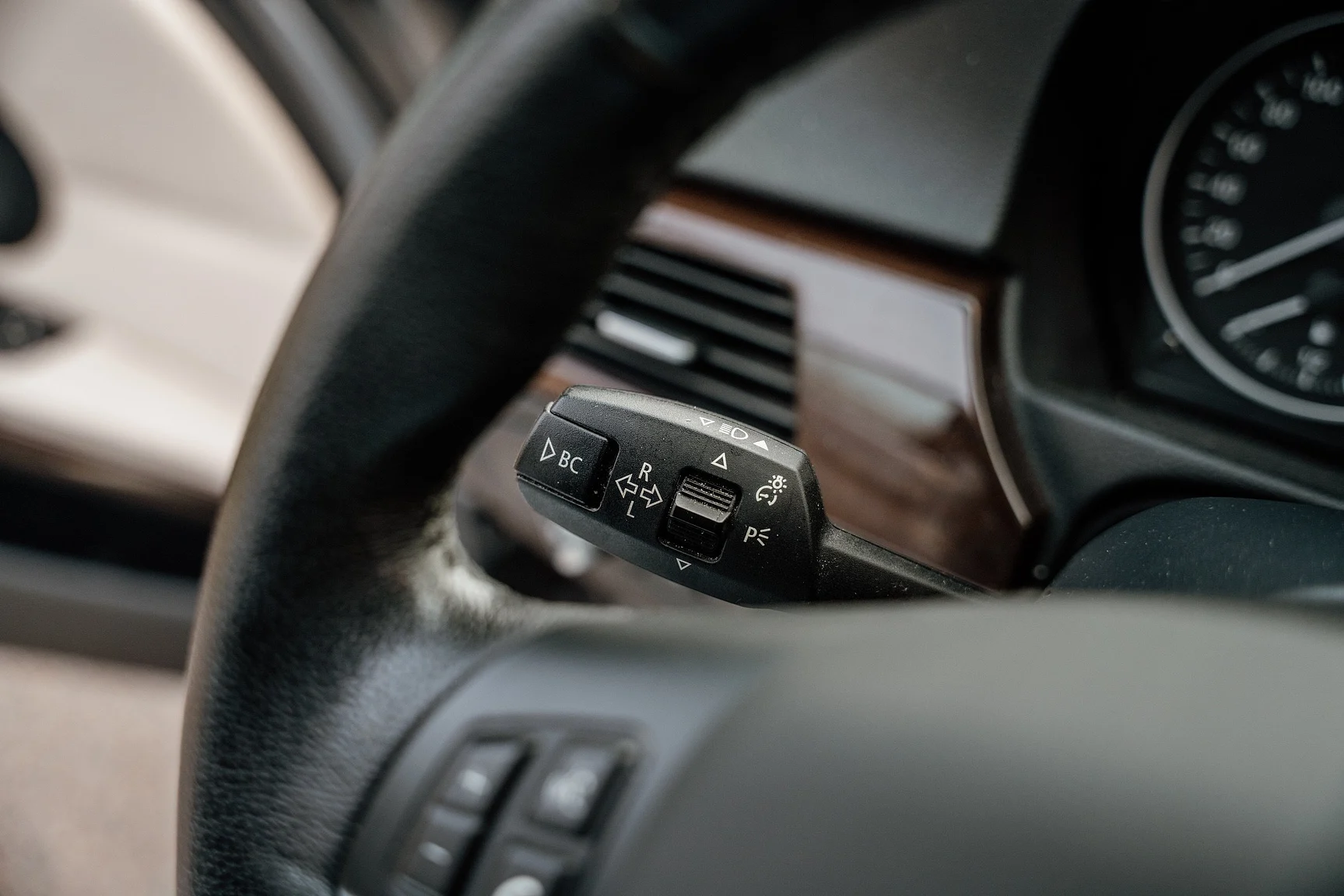 Innenraumfoto von 2010 BMW 325i Sedan (17)