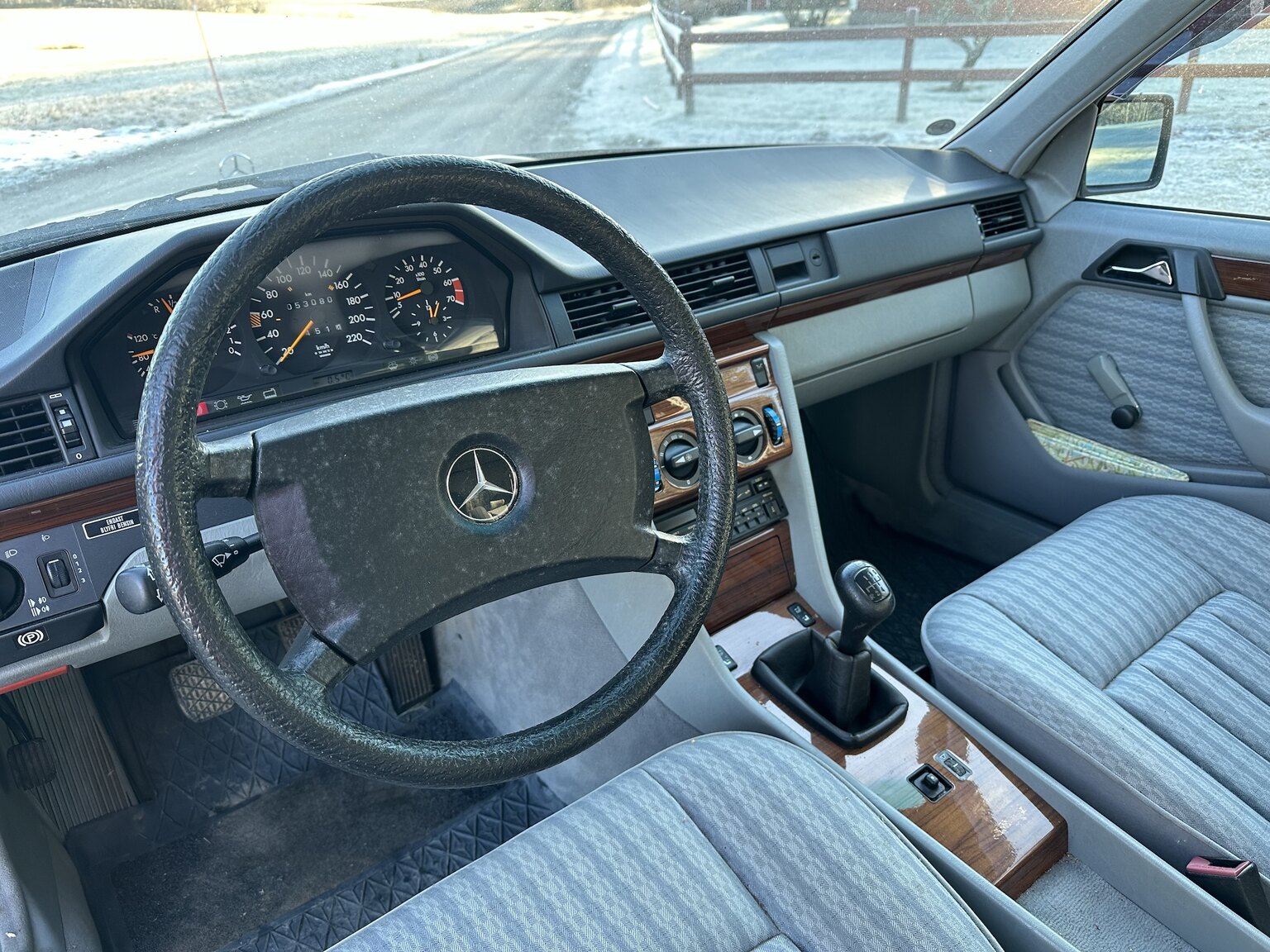 Innenraumfoto von 1991 Mercedes-Benz 230 E 