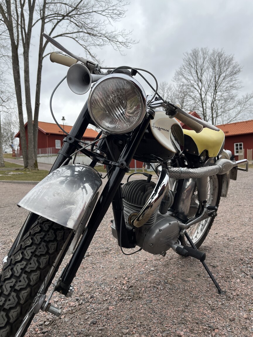 Exteriörbild på 1958 Husqvarna 283 "Guldpilen"