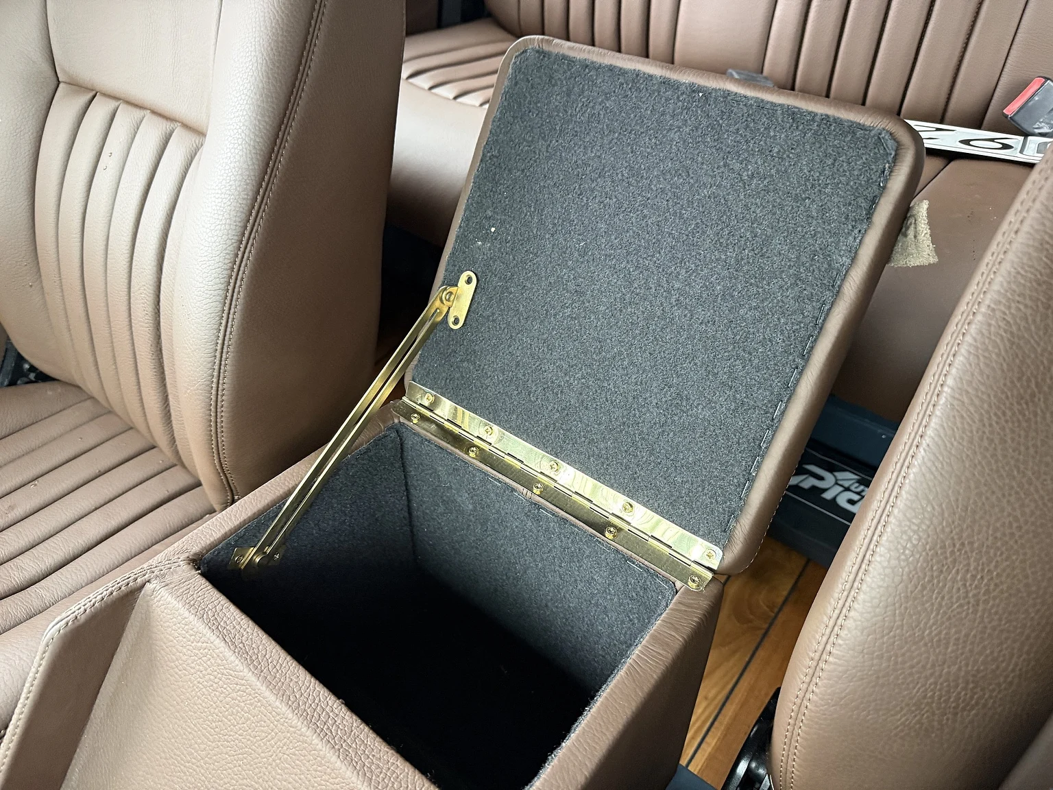 Innenraumfoto von 2000 Land Rover Defender 110 C (37)