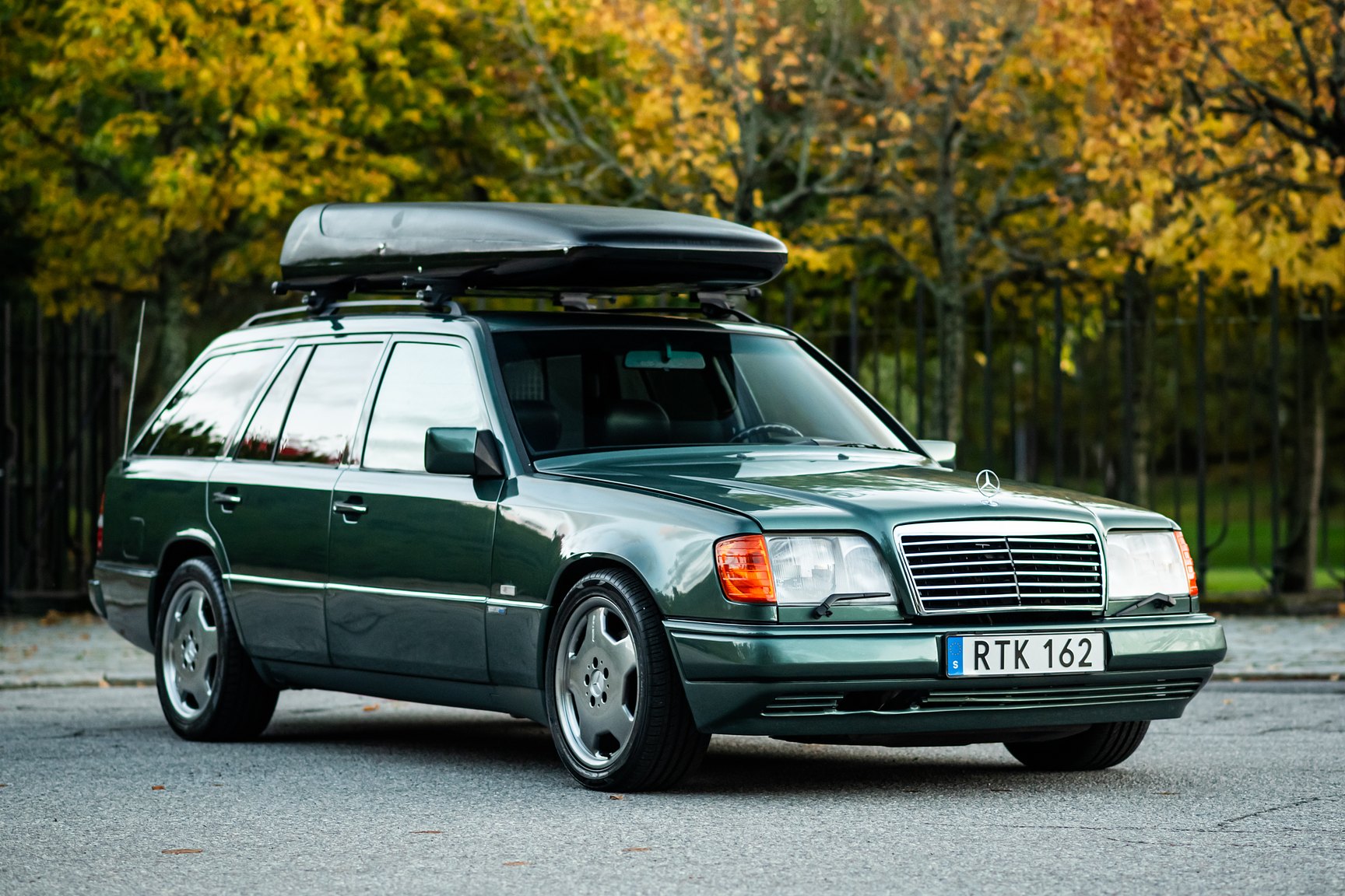 Exterior image of 1996 MERCEDES-BENZ E 320 T
