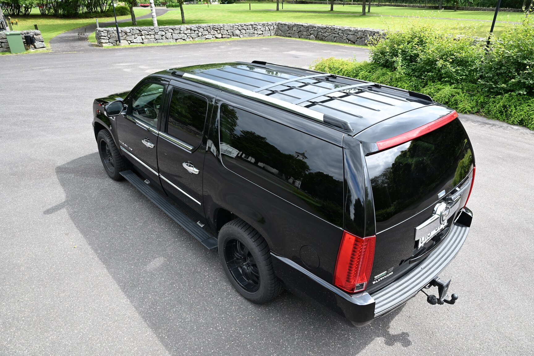 Exterior image of 2010 Cadillac Escalade ESV 6.2 Flexfuel