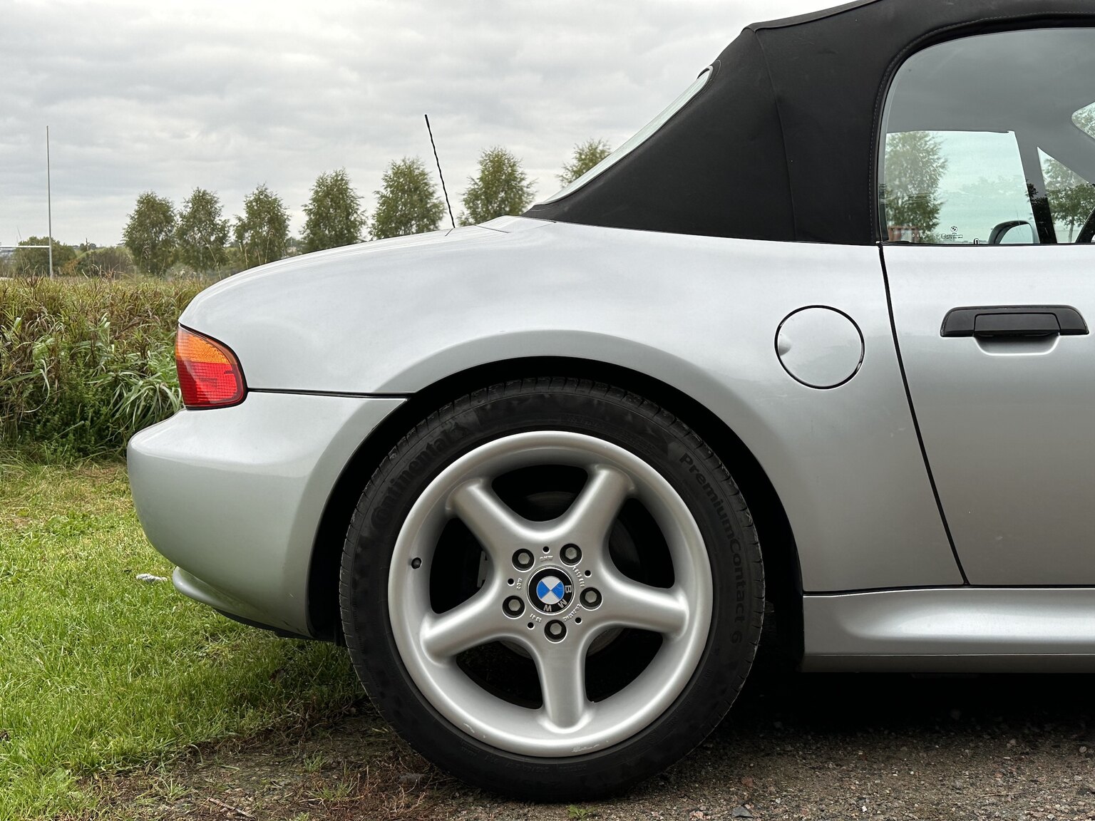 Exterior image of 1997 BMW Z3 2.8 Roadster