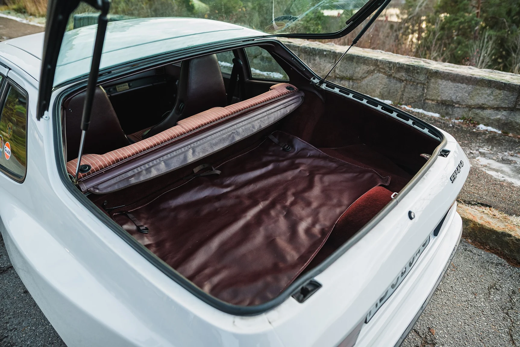 Interior image of 1986 Porsche 944R (60)