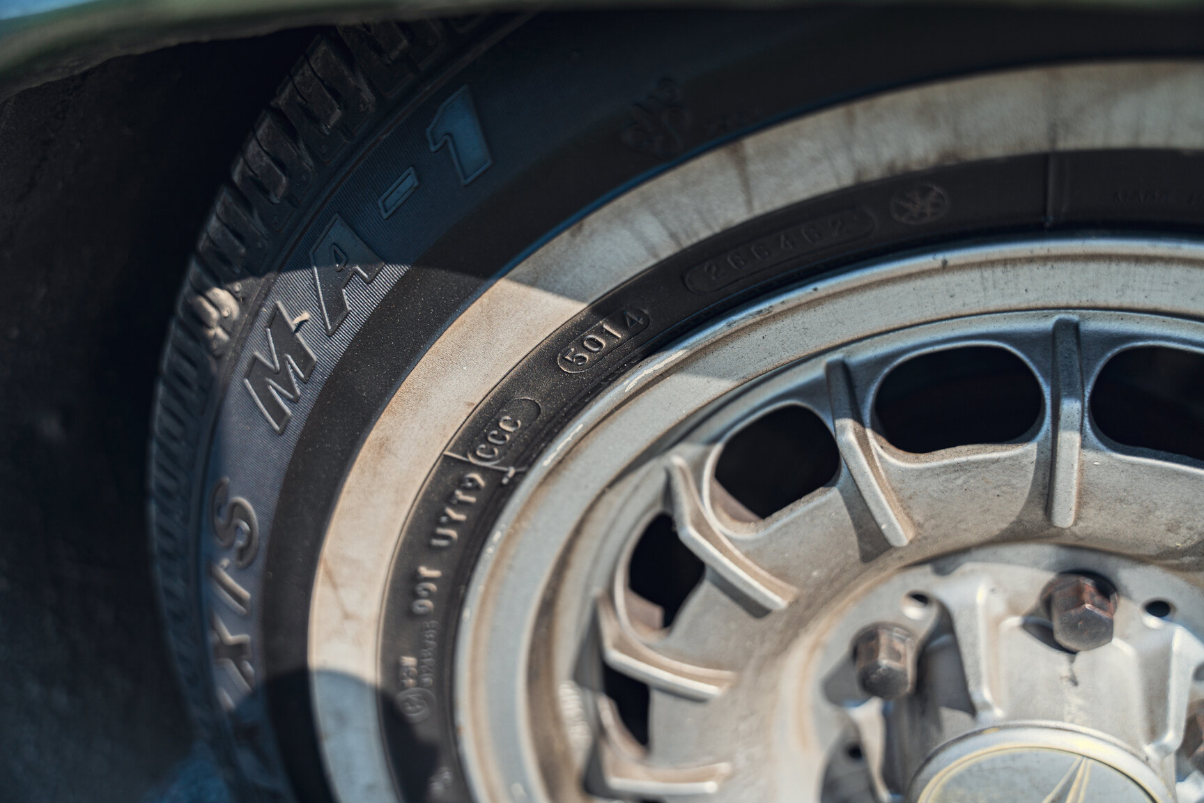 Exterior image of 1976 Mercedes-Benz 450 SLC (79)