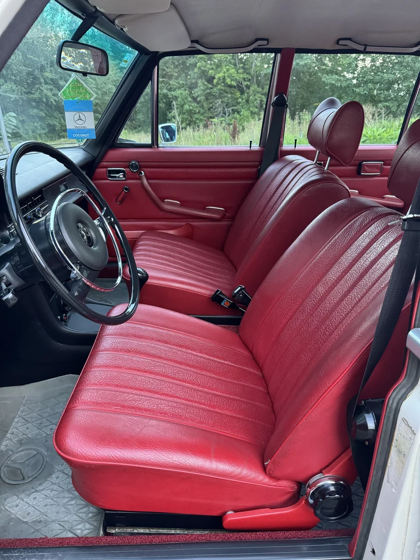 Innenraumfoto von 1972 Mercedes-Benz 200 (8)