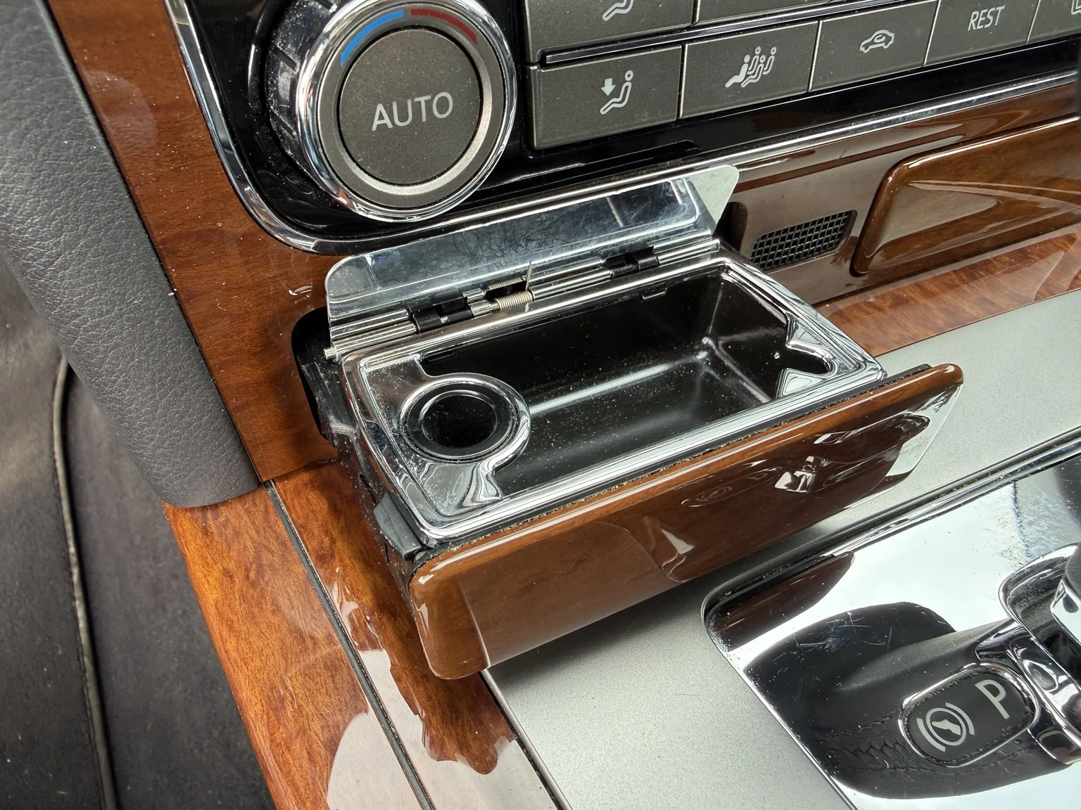 Innenraumfoto von 2013 Volkswagen Phaeton 3.0 TDI (36)