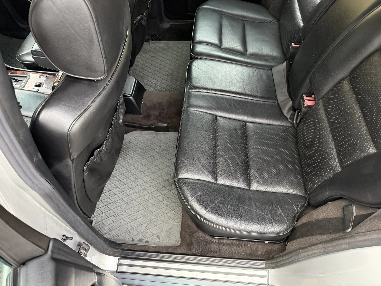 Interior image of 1994 Mercedes-Benz E 320 T (41)