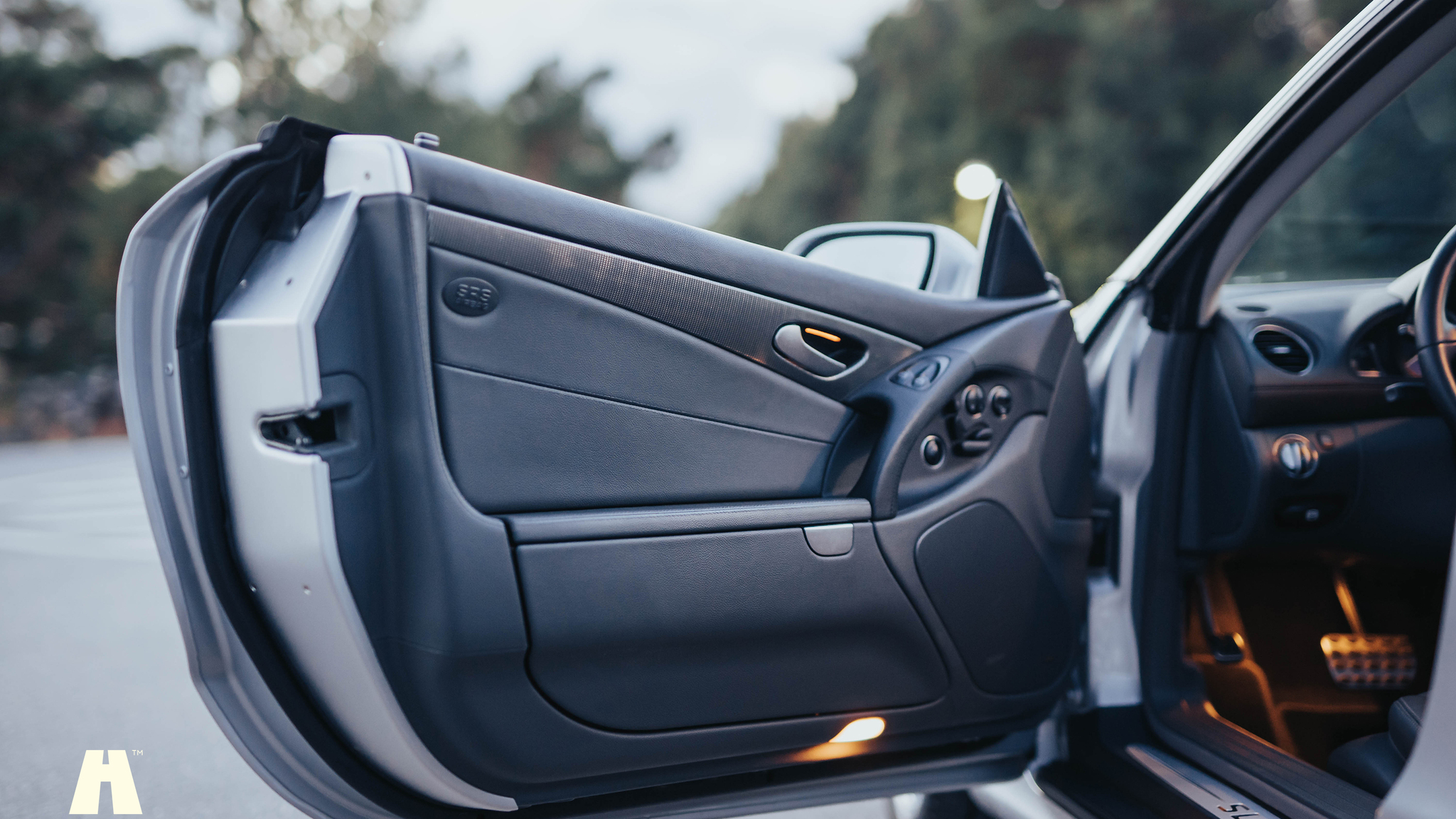 Interior image of 2006 Mercedes Benz SL350 (4)