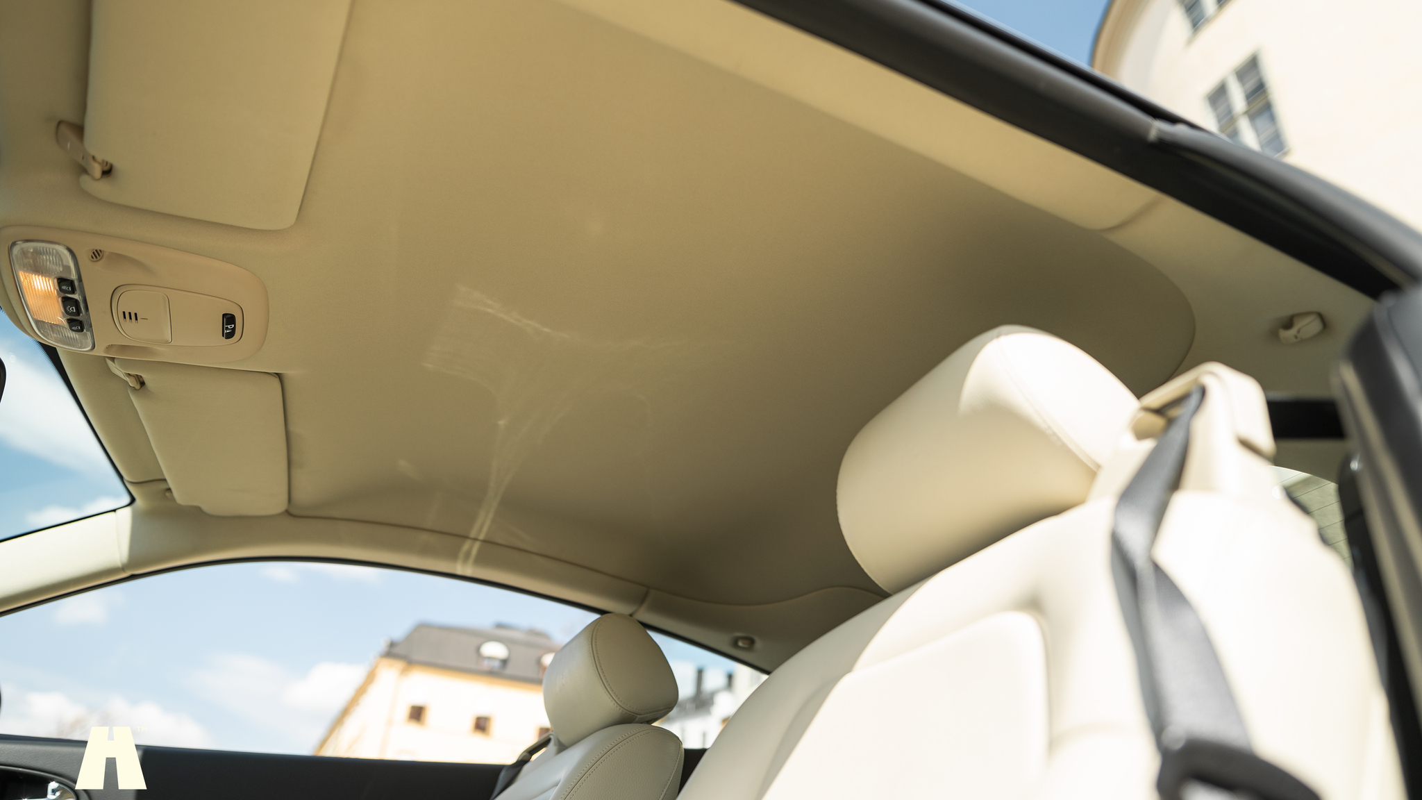 Interior image of 2008 Jaguar XKR (35)