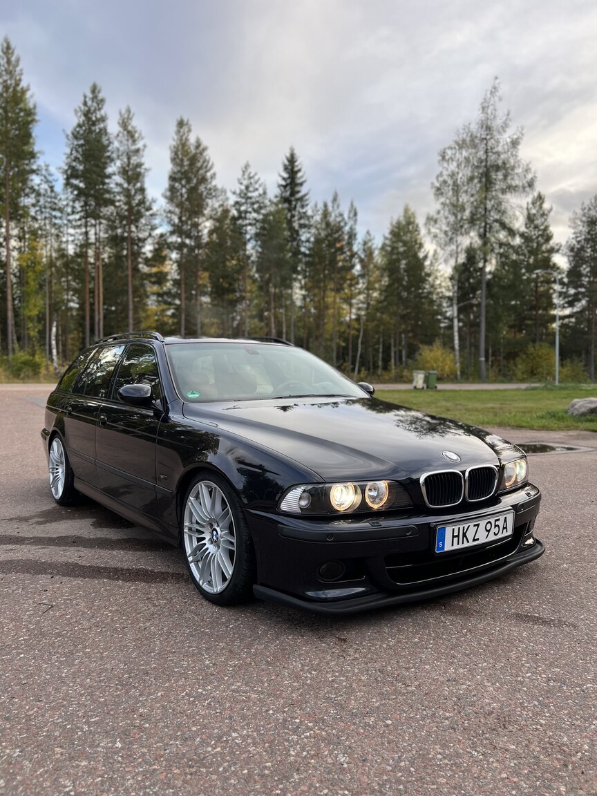Exterior image of 2003 BMW 540i Touring