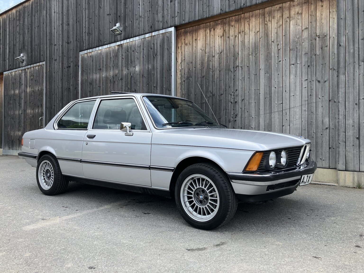Exteriörbild på 1979 BMW 323i