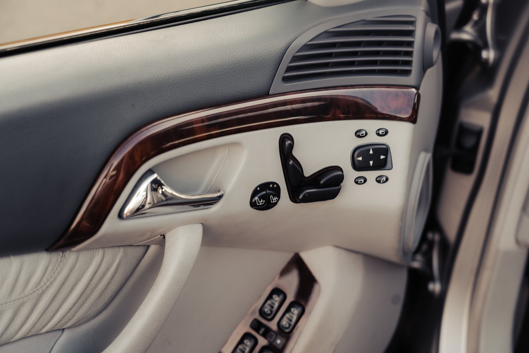 Interior image of 1999 Mercedes-Benz S 320