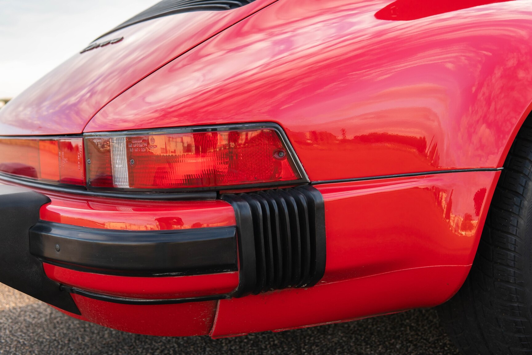 Exteriörbild på 1987 Porsche 911 Carrera Cab 3.2