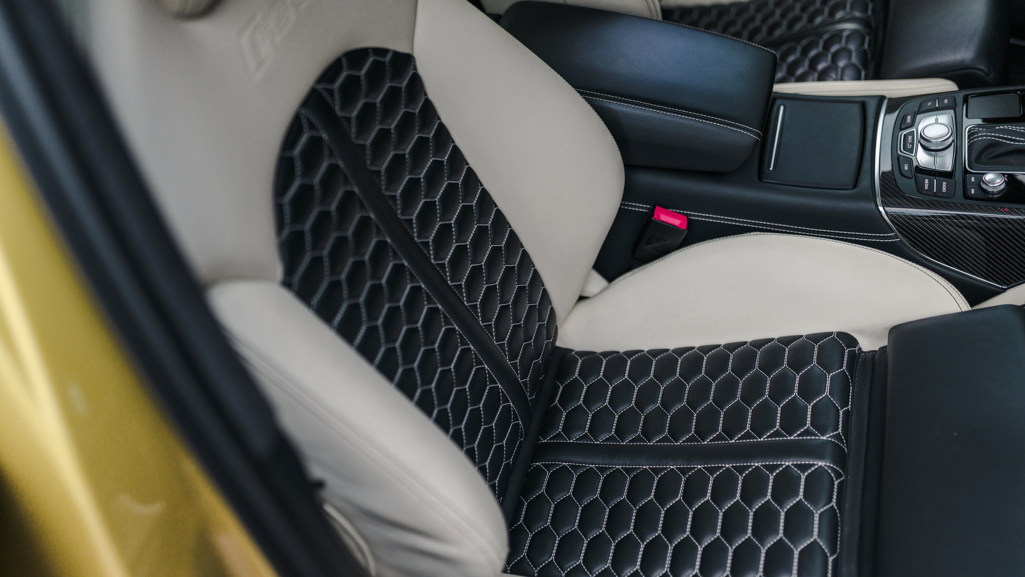 Interior image of 2016 Audi RS6 Avant Exclusive (13)