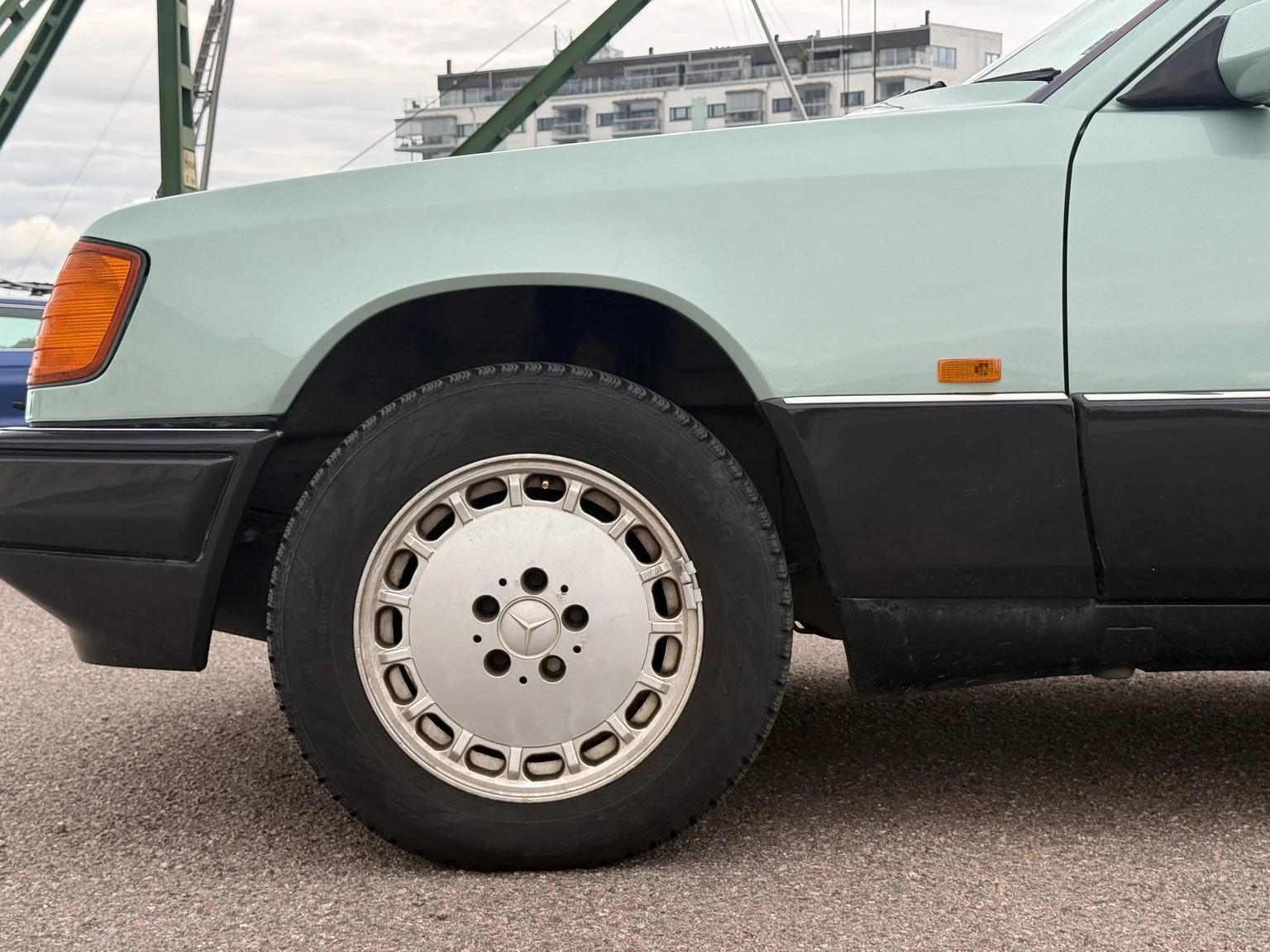 Exterior image of 1991 Mercedes-Benz 300 E 4MATIC (15)