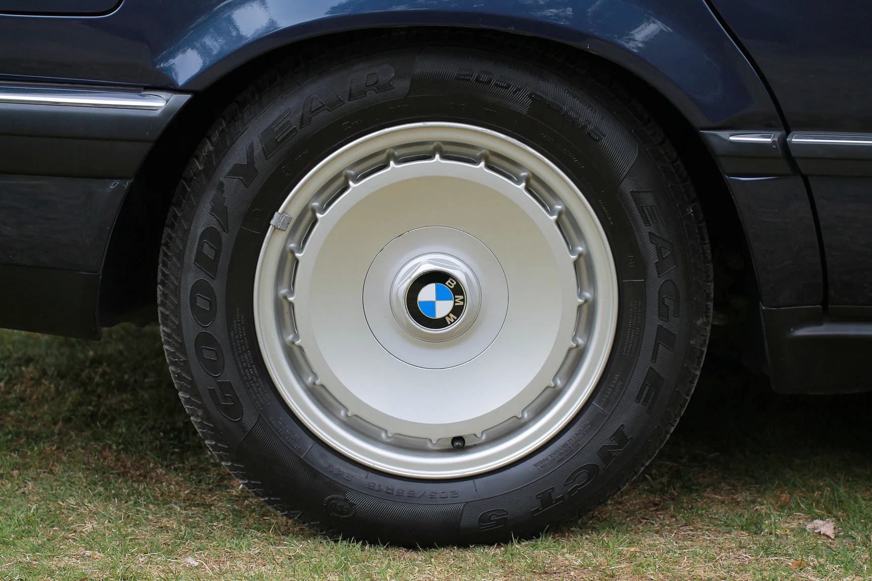 Exterior image of 1989 BMW 750iA (103)