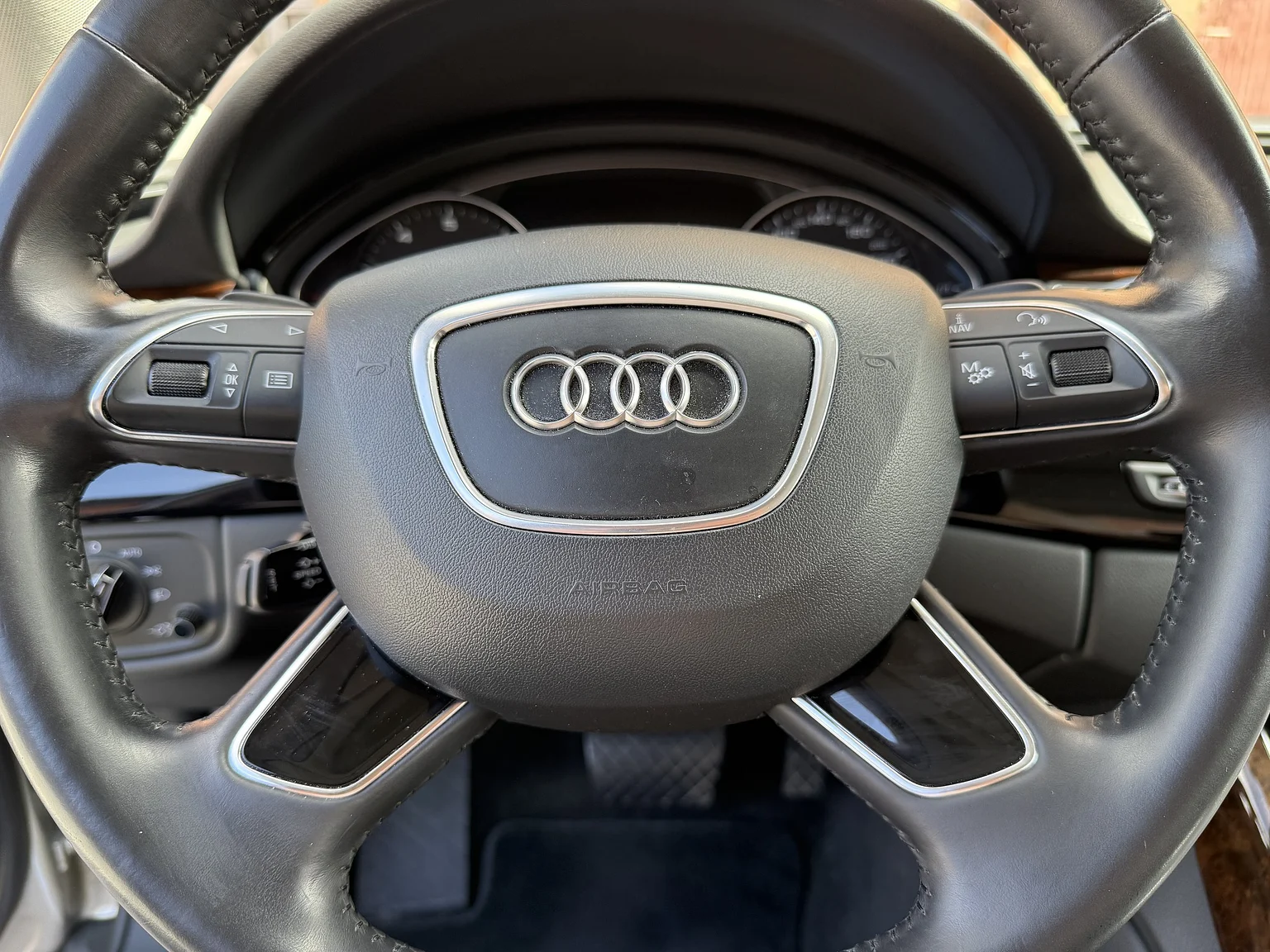 Innenraumfoto von 2014 Audi A8 4.0 TFSI (32)