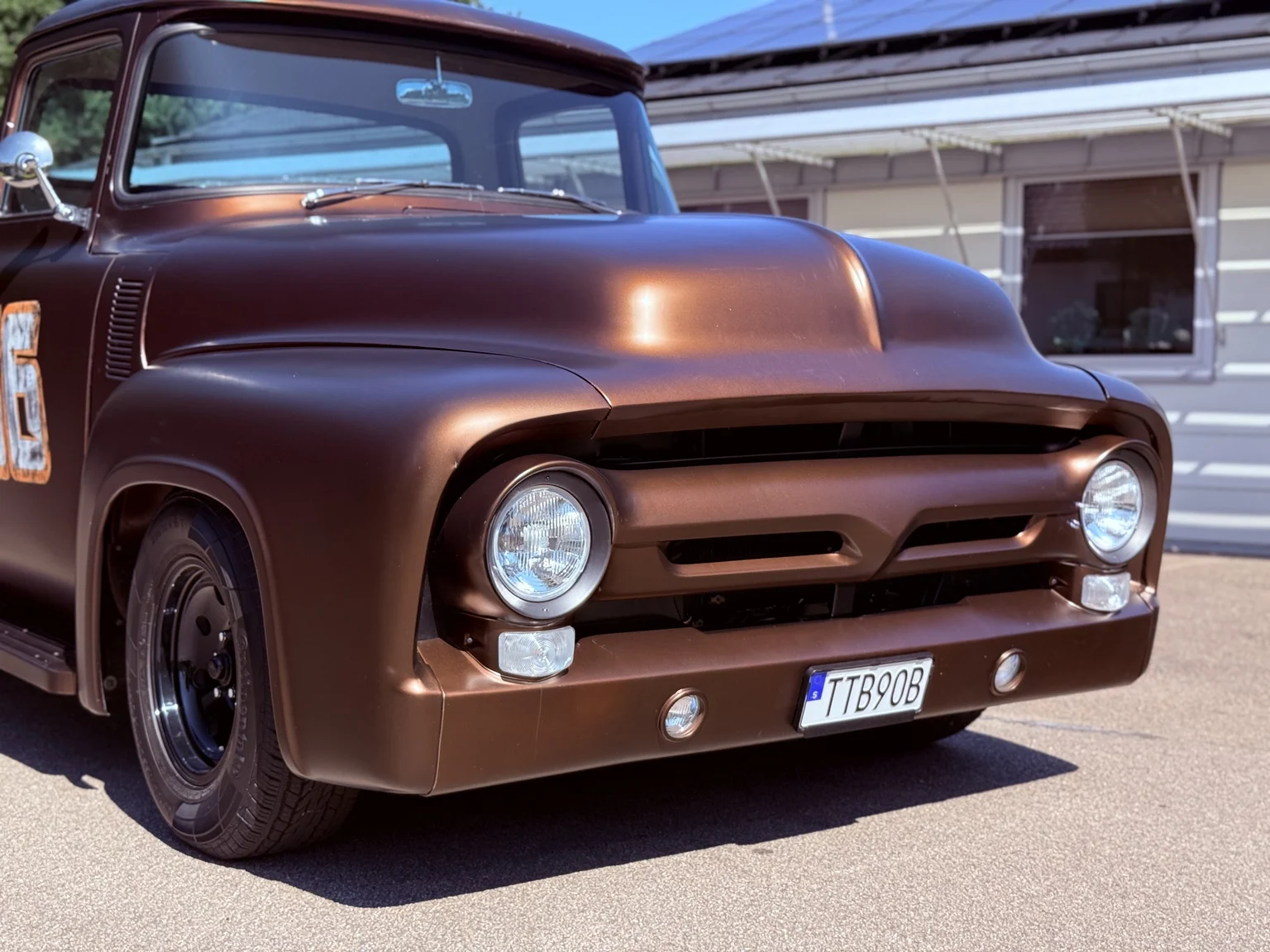 Exteriörbild på 1956 Ford F-100 Restomod (47)