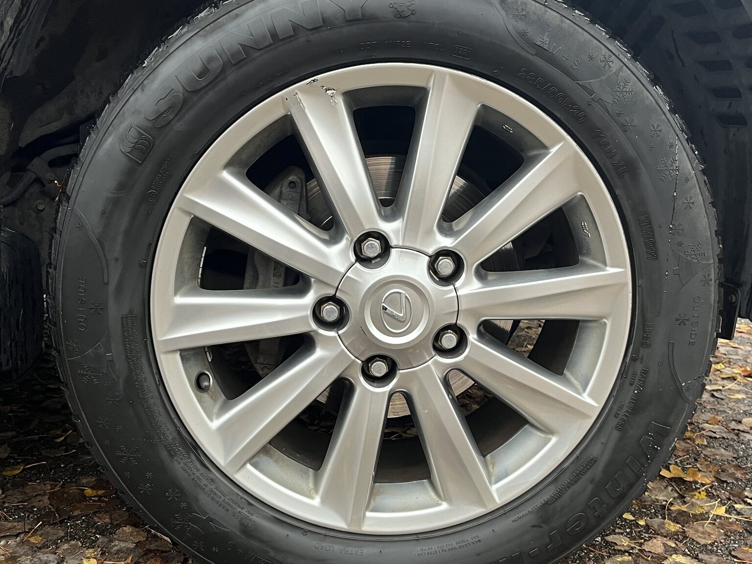 Exteriörbild på 2011 Lexus LX570