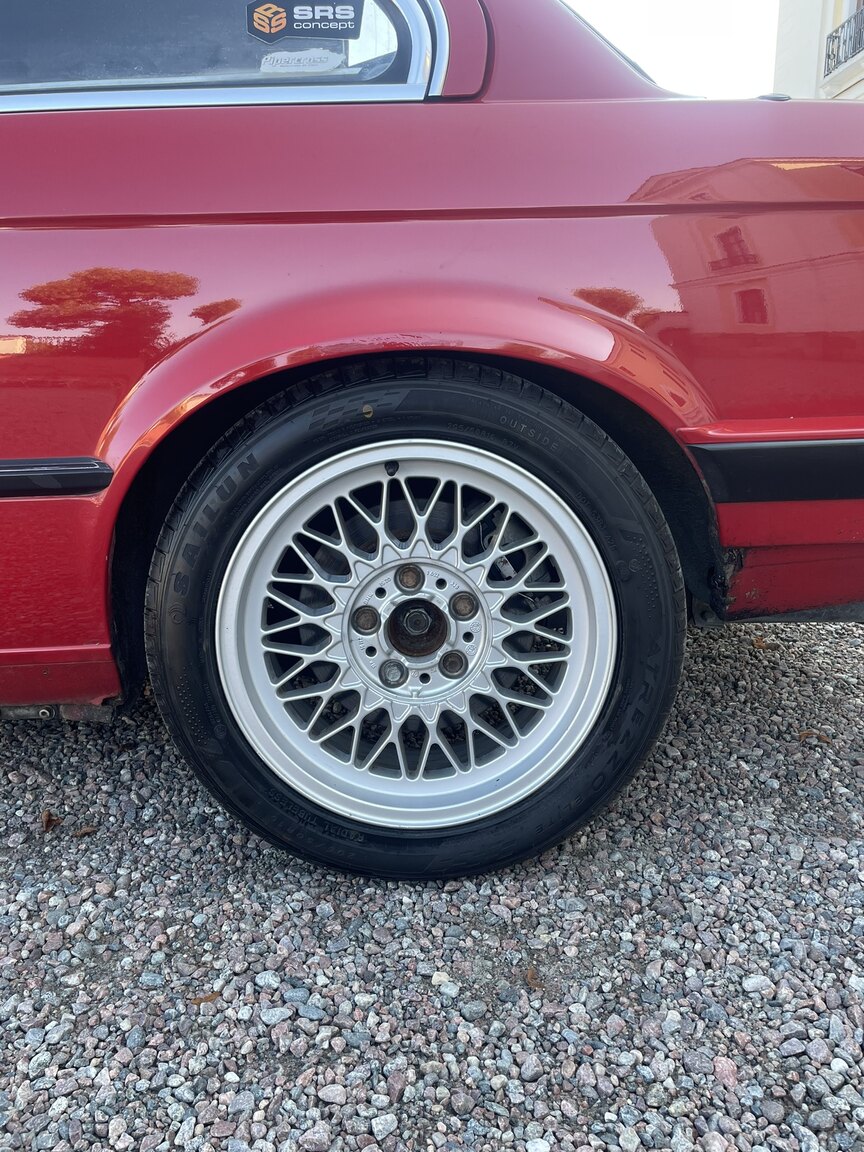 Exterior image of 1987 BMW 320i