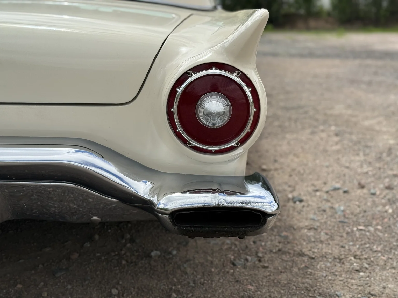 Exteriörbild på 1957 Ford Thunderbird (30)