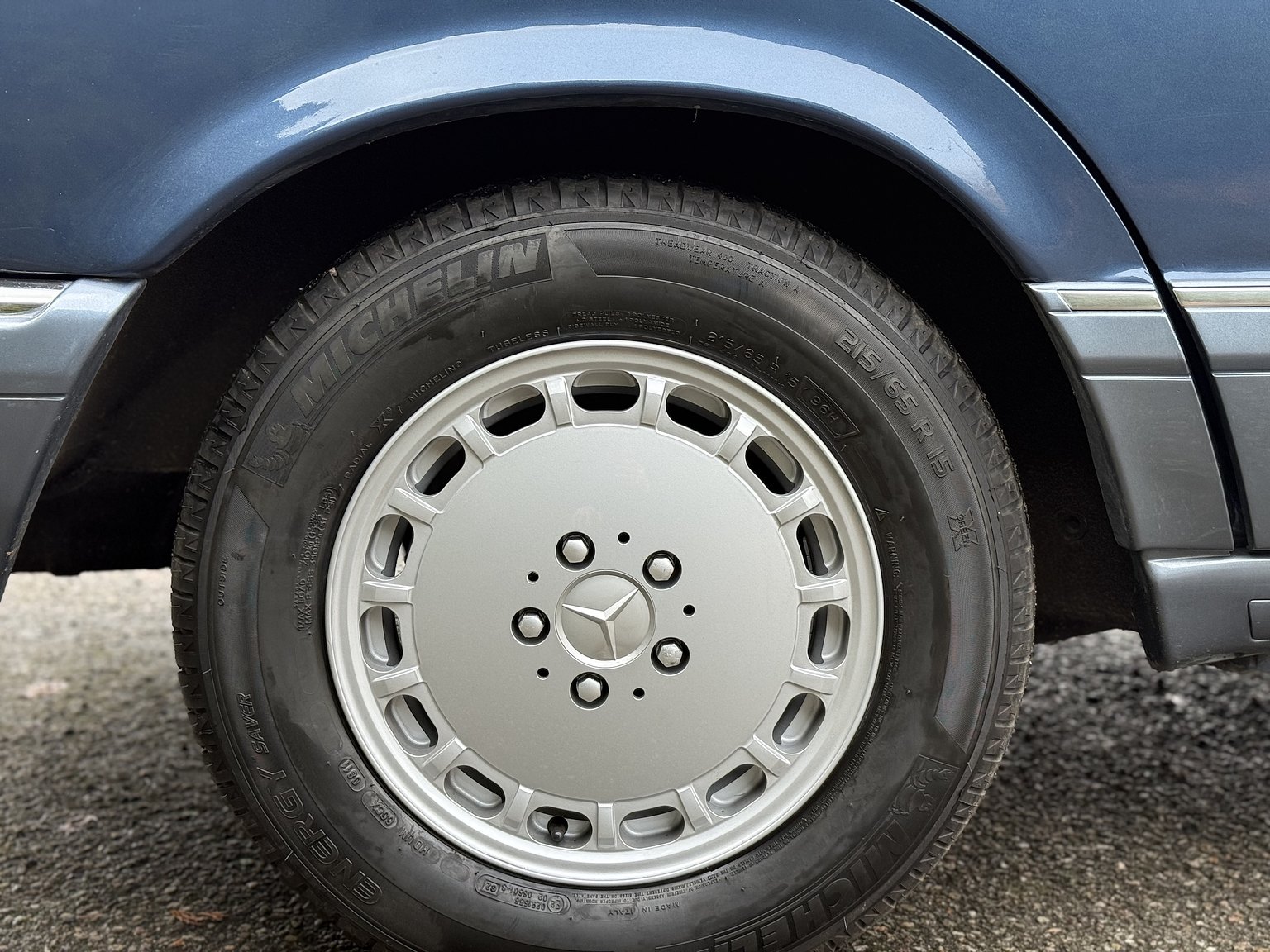 Exteriörbild på 1987 Mercedes-Benz 300 SE (40)