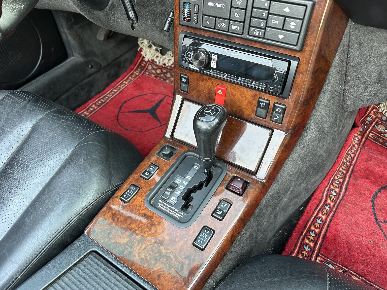 Interior image of 1995 Mercedes-Benz SL 500 (27)