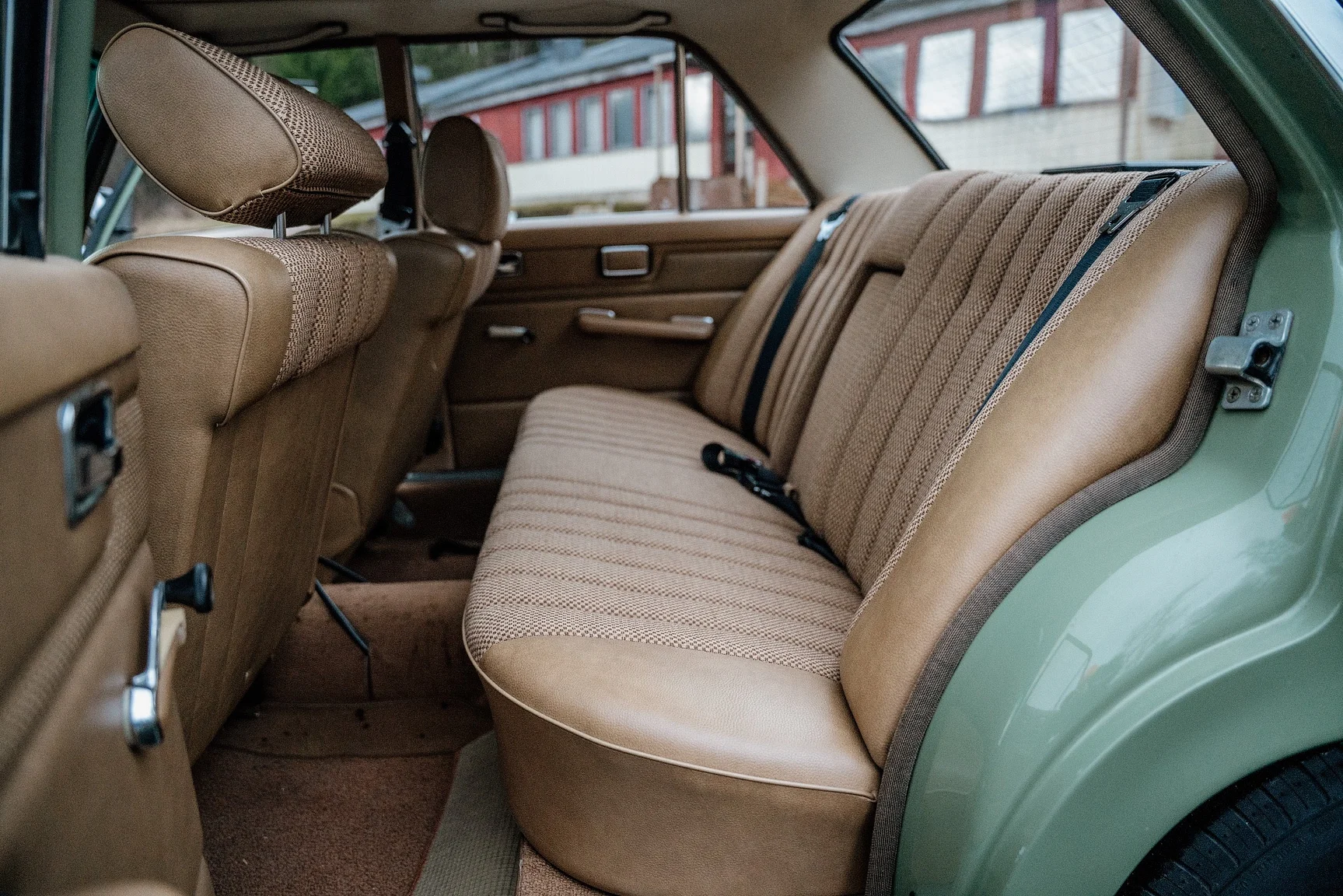Interior image of 1975 Mercedes-Benz 240 D 3.0 (5)