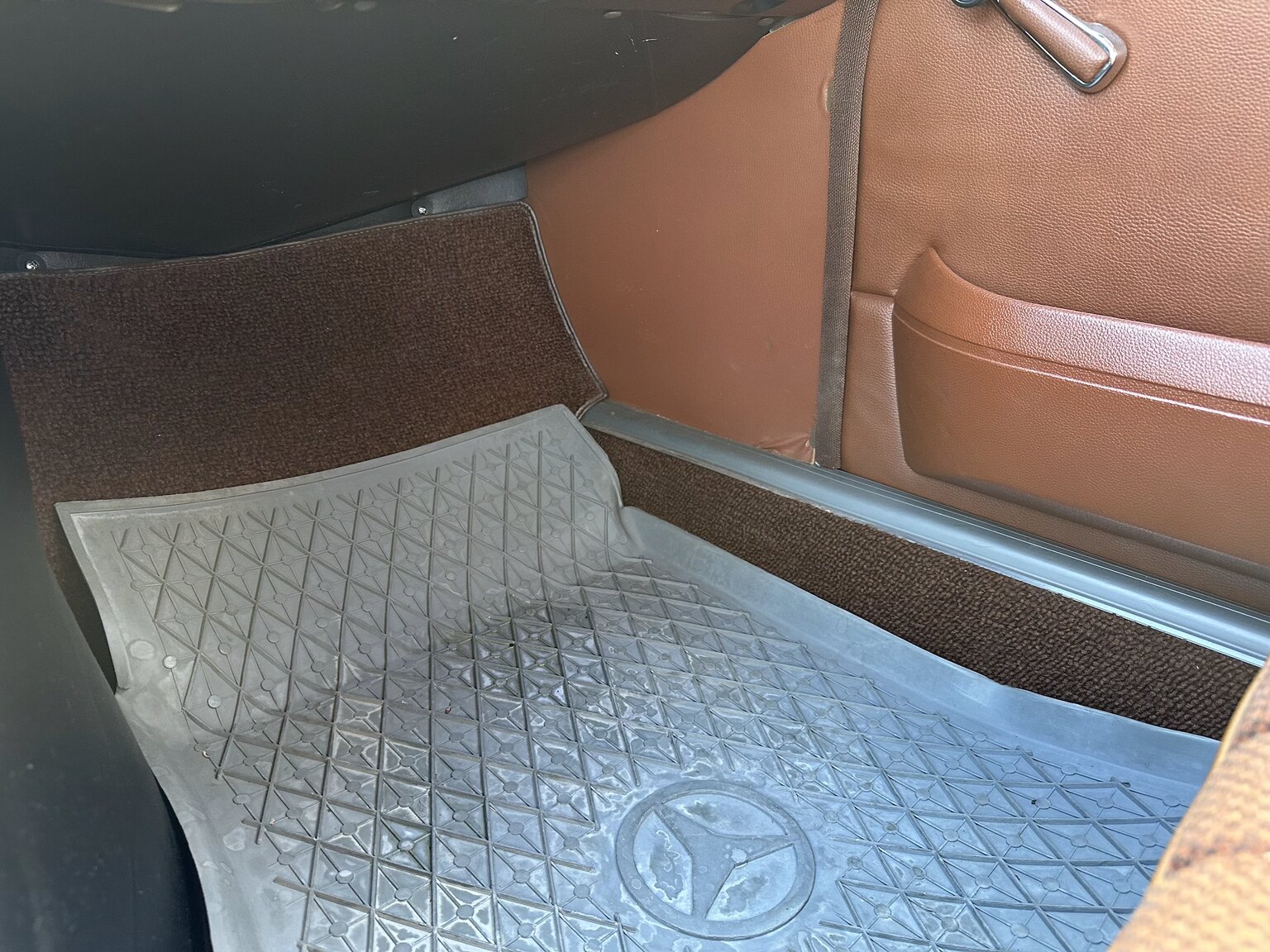 Interiörbild 1975 Mercedes Benz 200